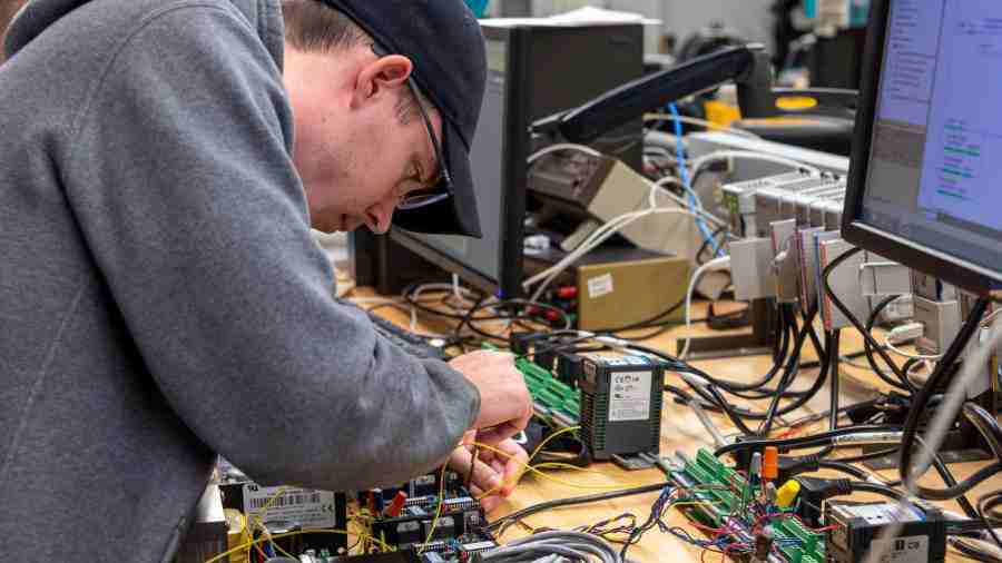 利兹大学电子信息和计算机工程辅导